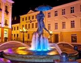 Statue of kissing students in Tartu by Tiit Motus - Estonian Tourism Board